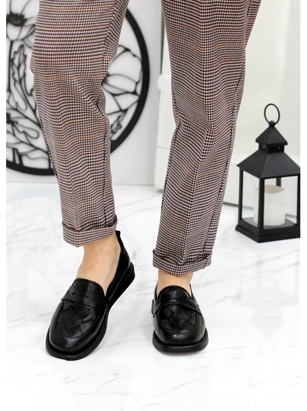 Жіночі туфлі лофери з натуральної шкіри чорного кольору 35563