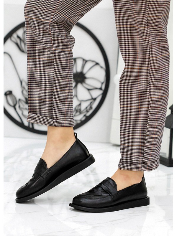 Жіночі туфлі лофери з натуральної шкіри чорного кольору 35563