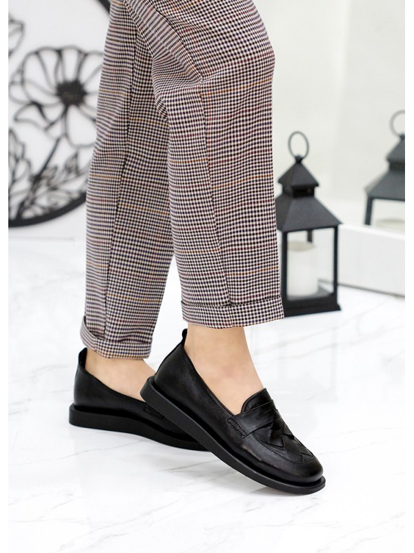 Жіночі туфлі лофери з натуральної шкіри чорного кольору 35563
