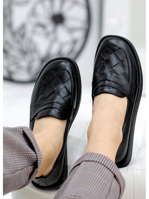 Жіночі туфлі лофери з натуральної шкіри чорного кольору 35563
