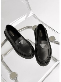 Жіночі туфлі лофери з натуральної шкіри чорного кольору 35564