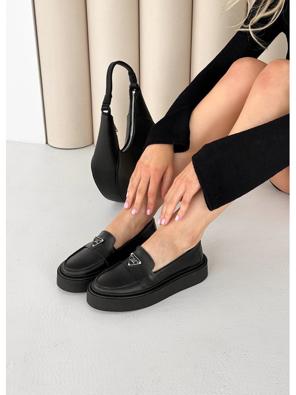 Жіночі туфлі лофери з натуральної шкіри чорного кольору 35564