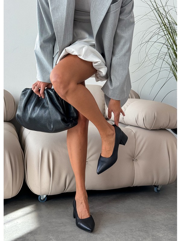 Жіночі туфлі на каблуку з натуральної шкіри чорного кольору 35566