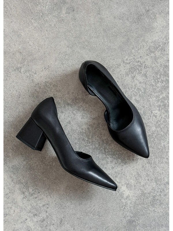 Жіночі туфлі на каблуку з натуральної шкіри чорного кольору 35566