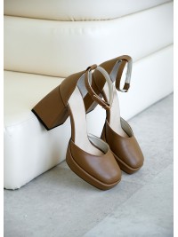 Жіночі шкіряні туфлі на каблуку коричневого кольору 35569