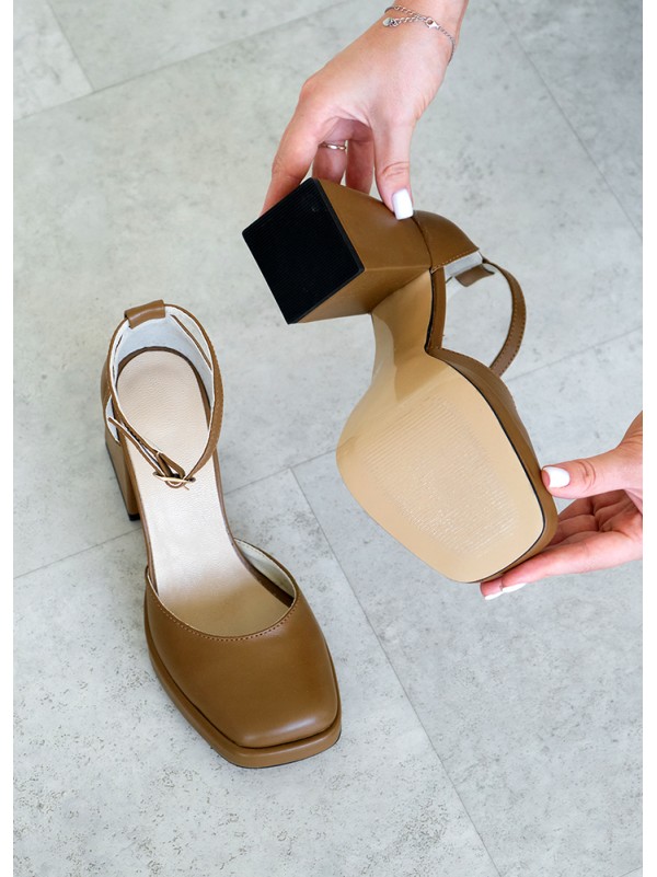 Жіночі шкіряні туфлі на каблуку коричневого кольору 35569