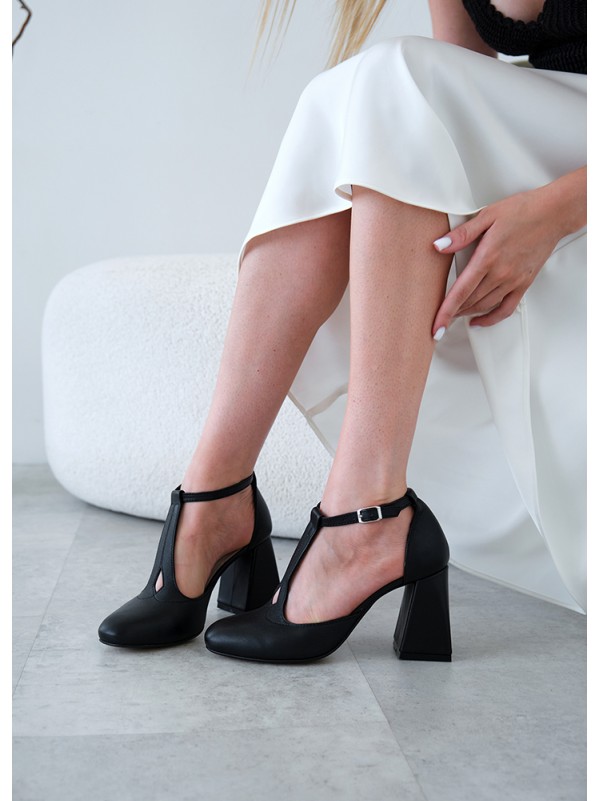 Жіночі шкіряні туфлі на підборах чорного кольору 35571