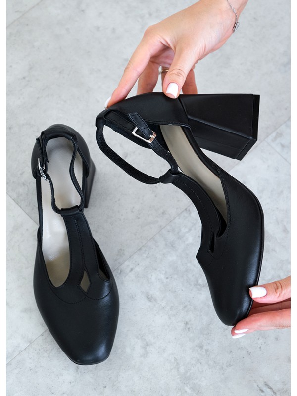 Жіночі шкіряні туфлі на підборах чорного кольору 35571