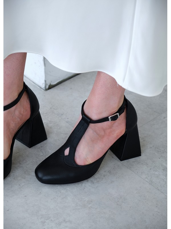 Жіночі шкіряні туфлі на підборах чорного кольору 35571