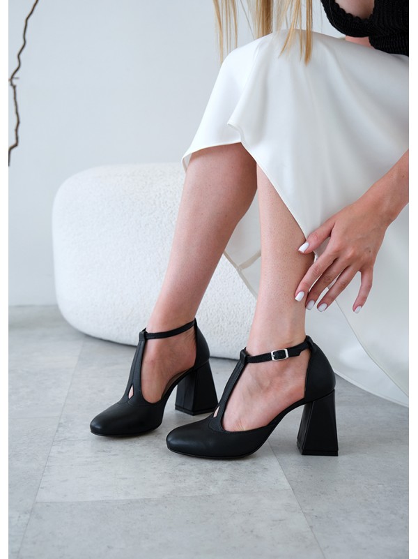 Жіночі шкіряні туфлі на підборах чорного кольору 35571