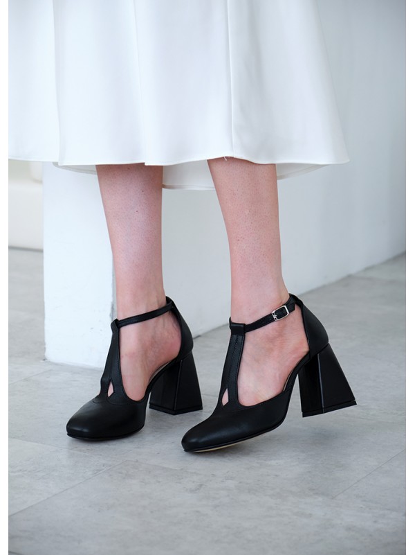 Жіночі шкіряні туфлі на підборах чорного кольору 35571