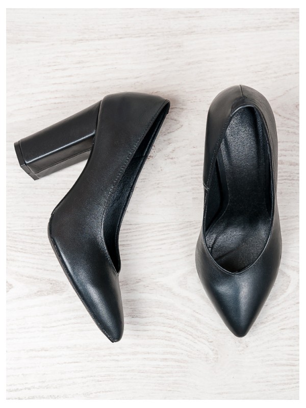Базові жіночі туфлі з натуральної шкіри на підборах чорного кольору 35572