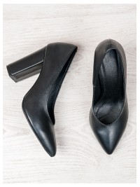 Базові жіночі туфлі з натуральної шкіри на підборах чорного кольору 35572