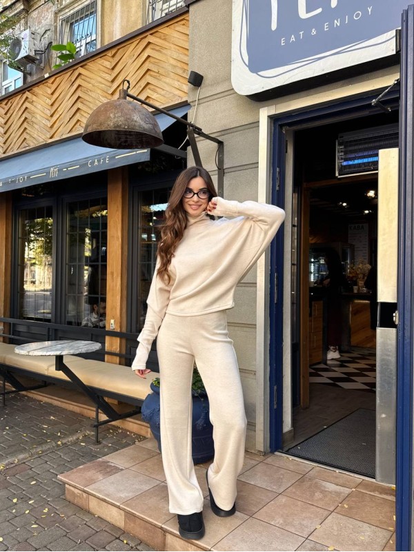 Базовий жiночий костюм з ангори бежевого кольору 35592