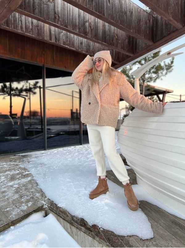 Жіноча коротка шуба з букле бежевого кольору 35598