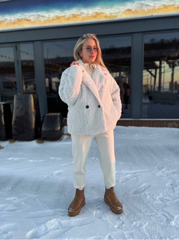 Жіноча коротка шуба з букле молочного кольору 35599