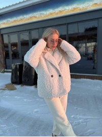 Жіноча коротка шуба з букле молочного кольору 35599