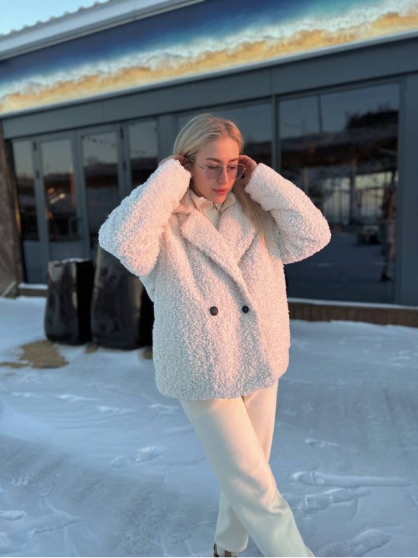 Жіноча коротка шуба з букле молочного кольору 35599