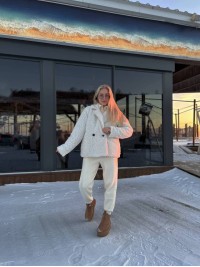 Жіноча коротка шуба з букле молочного кольору 35599