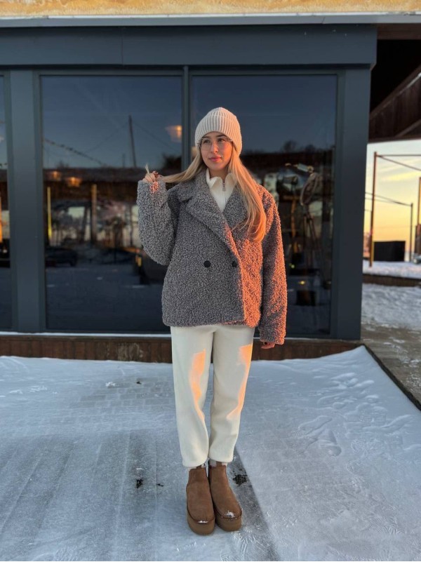 Жіноча коротка шуба з букле сiрого кольору 35600