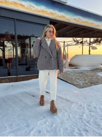 Жіноча коротка шуба з букле сiрого кольору 35600