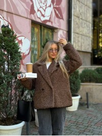 Жіноча коротка шуба з букле коричневого кольору 35601