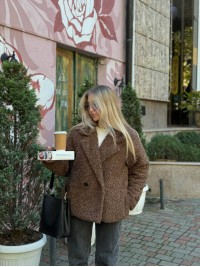 Жіноча коротка шуба з букле коричневого кольору 35601