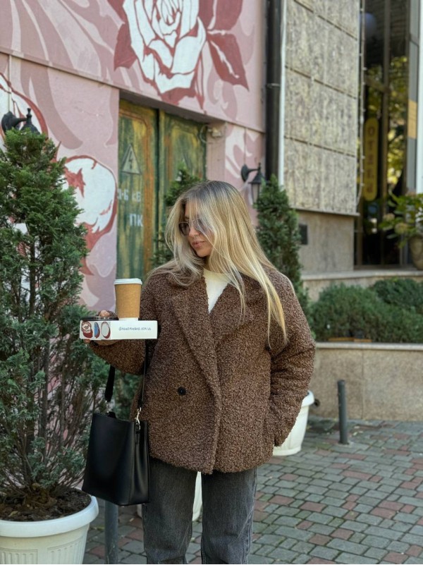 Жіноча коротка шуба з букле коричневого кольору 35601