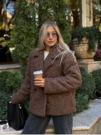 Жіноча коротка шуба з букле коричневого кольору 35601
