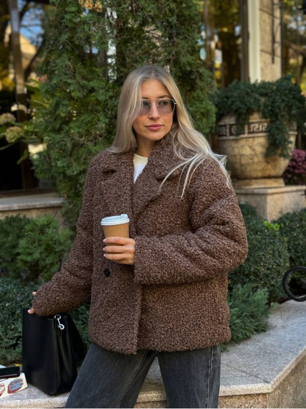 Жіноча коротка шуба з букле коричневого кольору 35601