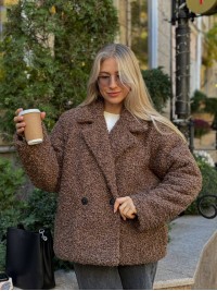 Жіноча коротка шуба з букле коричневого кольору 35601