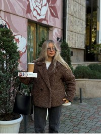 Жіноча коротка шуба з букле коричневого кольору 35601