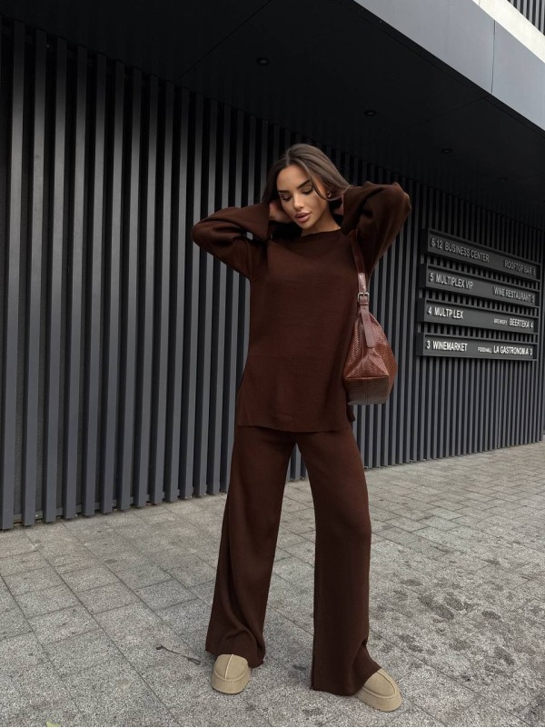 Базовий жiночий костюм 2-ка коричневого кольору 35605