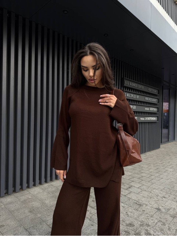 Базовий жiночий костюм 2-ка коричневого кольору 35605
