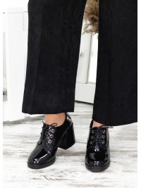 Жіночі туфлі з лак шкіри на підборах чорного кольору 35609