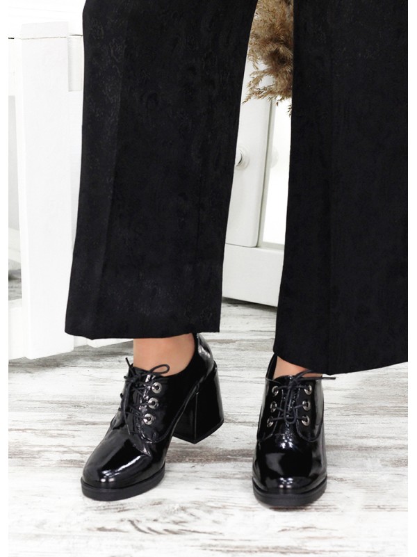 Жіночі туфлі з лак шкіри на підборах чорного кольору 35609