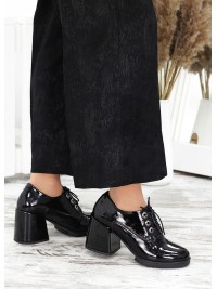 Жіночі туфлі з лак шкіри на підборах чорного кольору 35609