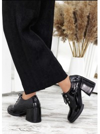 Жіночі туфлі з лак шкіри на підборах чорного кольору 35609