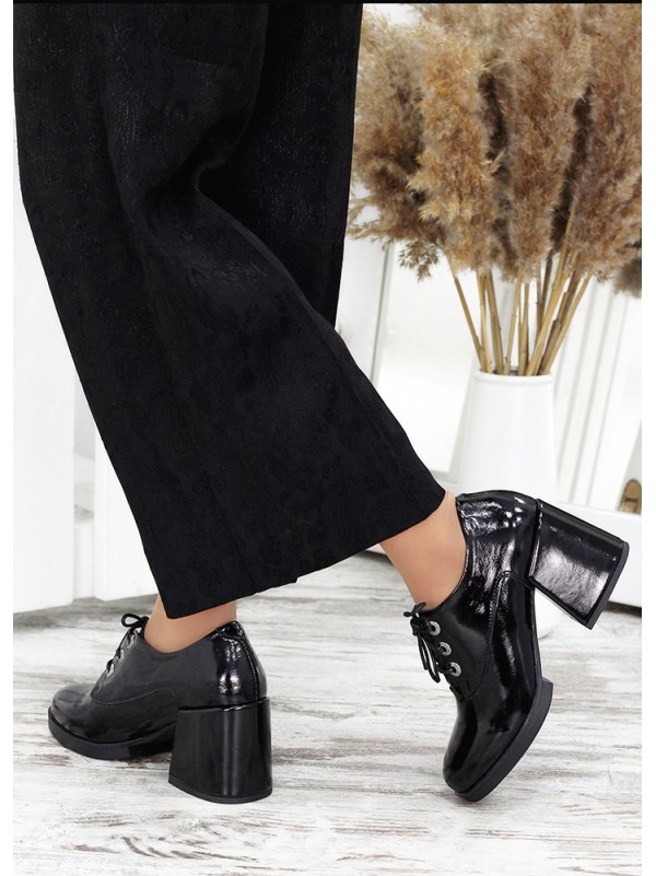 Жіночі туфлі з лак шкіри на підборах чорного кольору 35609