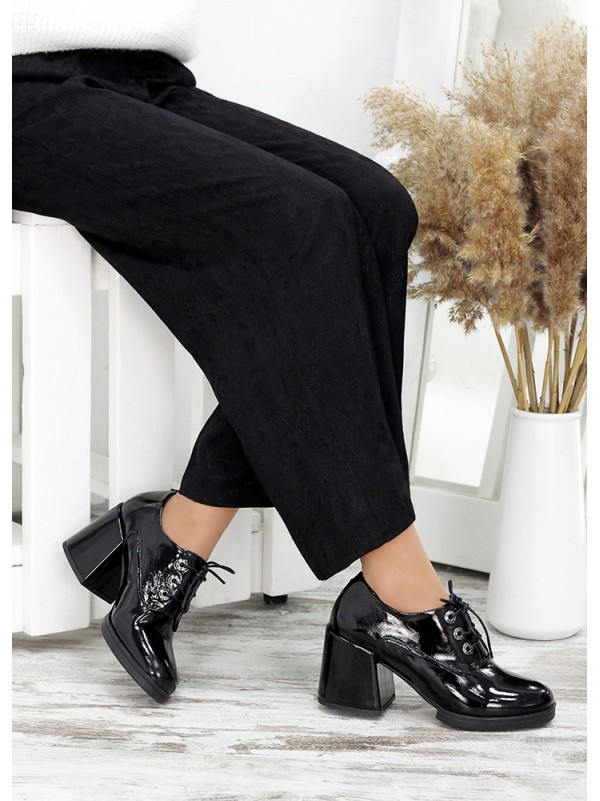 Жіночі туфлі з лак шкіри на підборах чорного кольору 35609