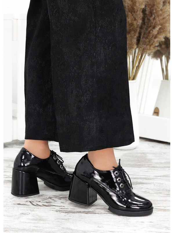 Жіночі туфлі з лак шкіри (байка) на підборах чорного кольору 35610