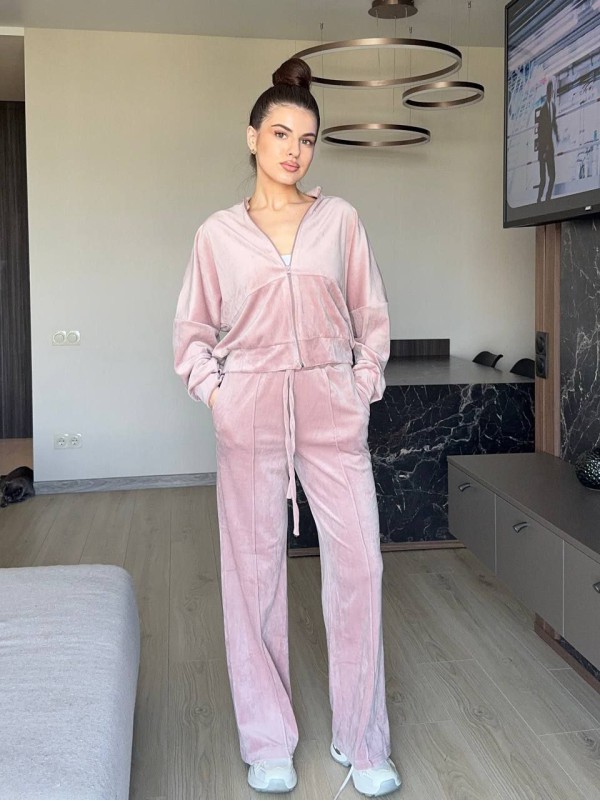 Жіночий велюровий костюм пудрового кольору 35640