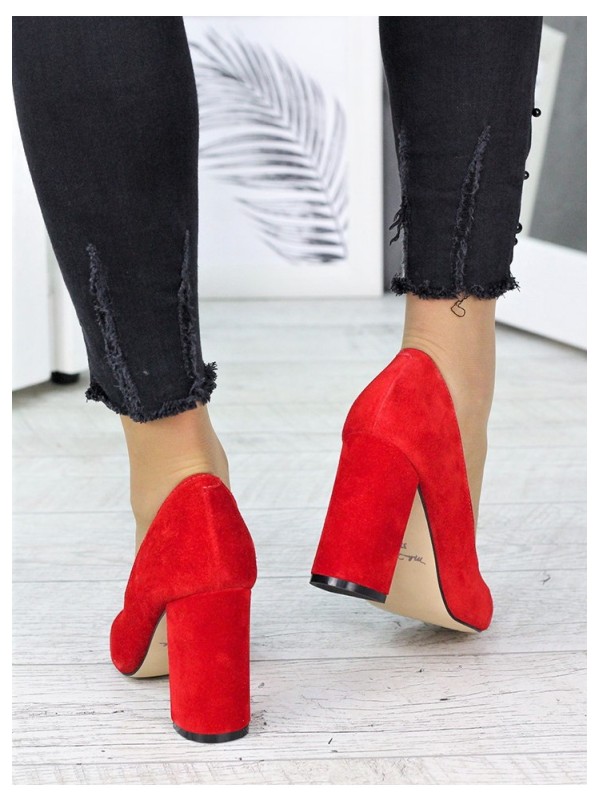 Замшеві жіночі туфлі на каблуку червоного кольору 35681