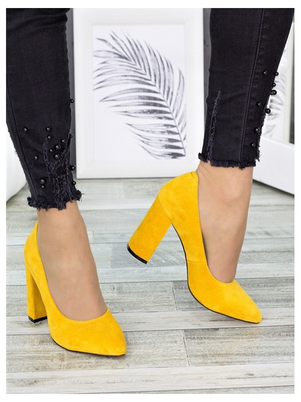 Замшеві жіночі туфлі на каблуку жовтого кольору 35686