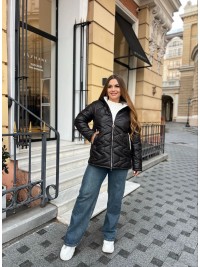 Жіноча куртка стьобана з капюшоном чорного кольору 35693