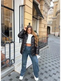 Жіноча куртка стьобана з капюшоном чорного кольору 35693