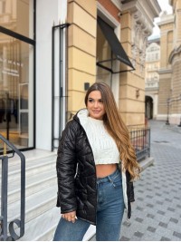 Жіноча куртка стьобана з капюшоном чорного кольору 35693