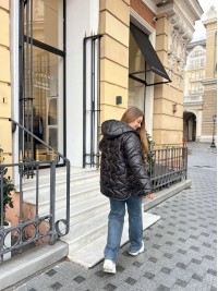 Жіноча куртка стьобана з капюшоном чорного кольору 35693