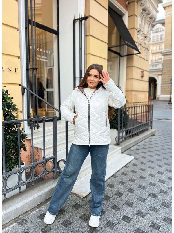 Жіноча куртка стьобана з капюшоном молочного кольору 35694