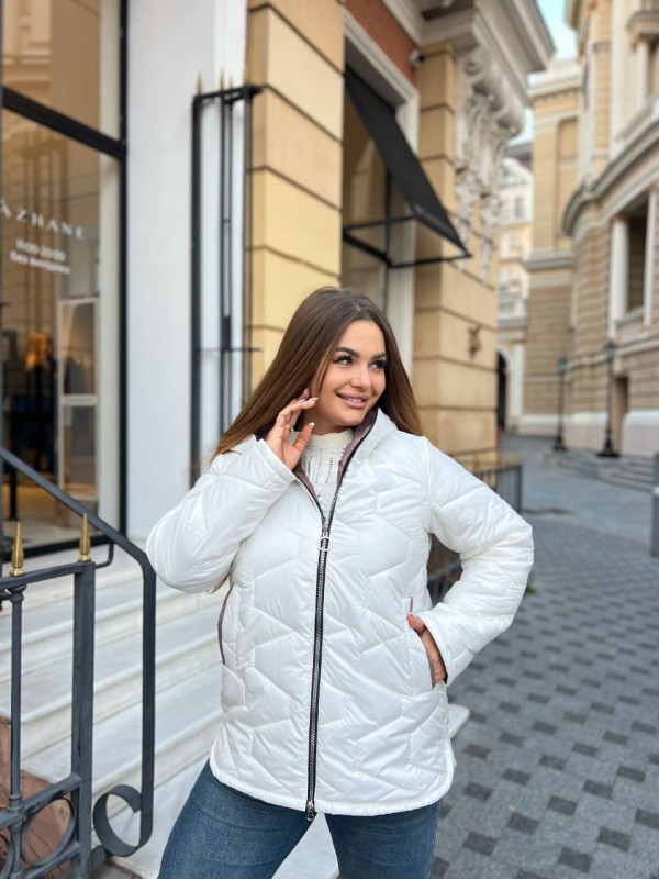 Жіноча куртка стьобана з капюшоном молочного кольору 35694